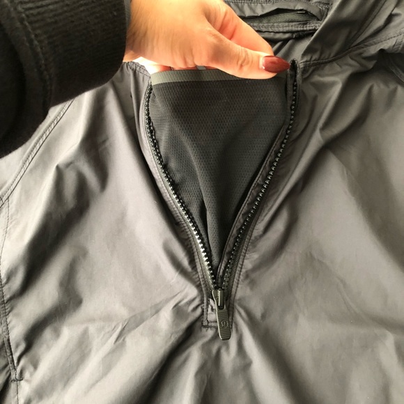 ⛔️SOLD⛔️Lululemon Cropped Windbreaker Jacket 6 - Picture 4 of 7